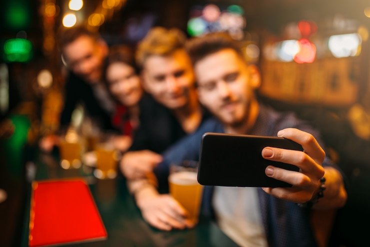 Pengguna membaca syarat promosi digital